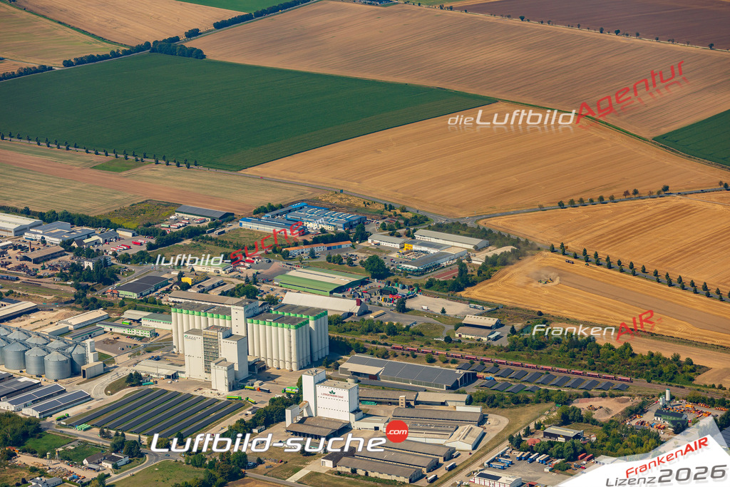 Neue Luftbildaufnahme der Stadt Querfurt - Das Luftbild wurde 2025 vom UL-Flugzeug heraus erstellt ( keine Drohnenaufnahme ) - Hochauflösende Luftaufnahme - für Wandbilder und großformatige Ausdrucke geeignet. Das besondere Geschenk!Hier alle&nbsp;Infos zur Lizenzierung der LuftaufnahmeWir fliegen auch dieses Jahr wieder in Ihre Region um Luftbilder zu erstellen.- Luftbild anfragen