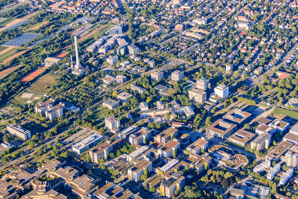 Luftbild: Campus Im Neuenheimer Feld und Kraftwerk der E.ON Energy Solutions GmbH im Ortsteil Neuenheim in Heidelberg im Bundesland Baden-Württemberg in Deutschland. Foto: IMG_51931.jpg vom 18.08.2012 durch Werner Riehm/FLY-FOTO.deAuflösung des Originals: 4752 x 3168 pxWWW.UNI-HEIDELBERG.DE