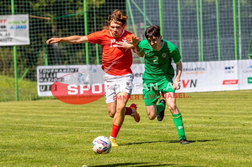 Fußball Halbfinale | Lukas Posch (U15 Österreich #15) Tadhg Prizeman (U15 Irland #2) Fußball Halbfinale, Irland U15 - Österreich U15 am 29.04.2024 in Arnoldstein (Sportplatz), Austria, (Photo by Ernst Krawagner sport-fan.at) - Realisiert mit Pictrs.com