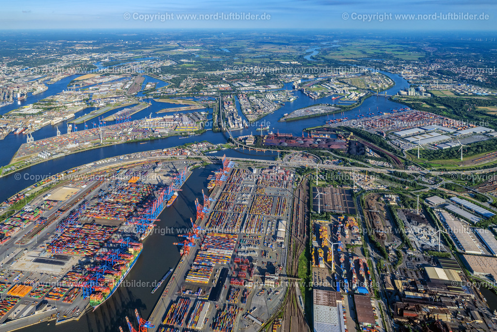 Hamburg_Hafen_Hoch_ELS_1890210823 | HAMBURG 04.09.2023 Hafenanlagen am Ufer des Hafenbeckens Burchardkai der Eurogate im Ortsteil Waltershof in Hamburg, Deutschland. Weiterführende Informationen bei: EUROGATE GmbH & Co. KGaA, KG. // Port facilities on the shores of the harbor of Burchardkai of Eurogate in the district Waltershof in Hamburg, Germany. Further information at: EUROGATE GmbH & Co. KGaA, KG. Foto: Martin Elsen