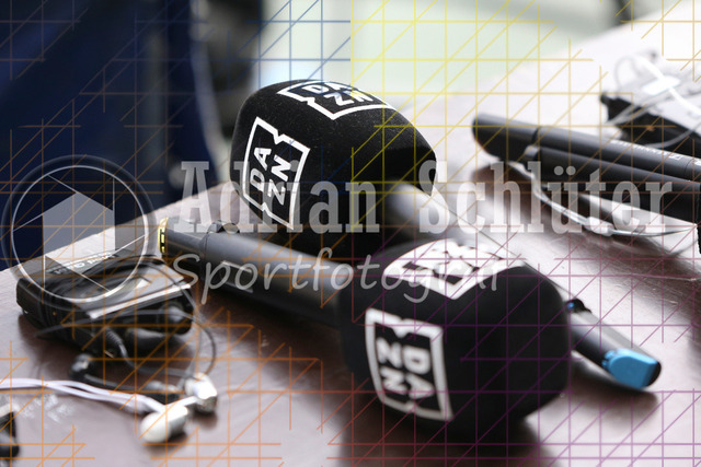 Borussia Mönchengladbach vs SV Werder Bremen - Bundesliga  | Mönchengladbach, Deutschland, 14.09.25:   Mikrofone von DAZNwaehrend des Spiels der Bundesliga zwischen Borussia Mönchengladbach vs SV Werder Bremen im Stadion im Borussia Park(Foto von Brauer-Fotoagentur / Adrian Schlueter)