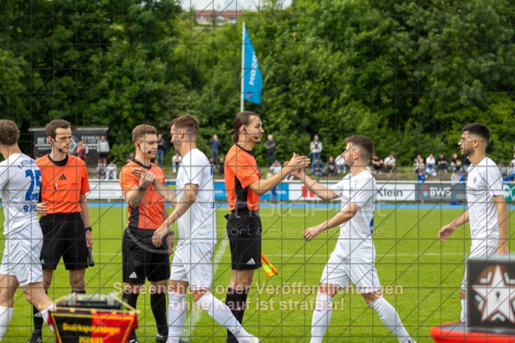 20250529_162828_0029 | #,  VfL Kirchheim (blau) vs. 1.FC Eislingen (weiß), Fußball, Bezirkspokal Finale - Bezirk Neckar/Fils, 2024/2025, Rasenplatz VfL Stadion Kirchheim, Jesinger Straße 105, 73230 Kirchheim, 29.05.2025 - 16:30 Uhr,Foto: PhotoPeet-Sportfotografie/Peter Harich