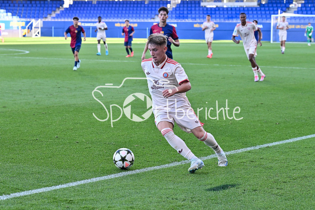 FC Barcelona U19 - FC Bayern München U19 | am Ball Lennart KARL (FCB #7) / Feristeller / einzelfoto / UEFA Youth League: FC Barcelona U19 - FC Bayern München U19, Estadi Johan Cruyff am am 23.10.2024