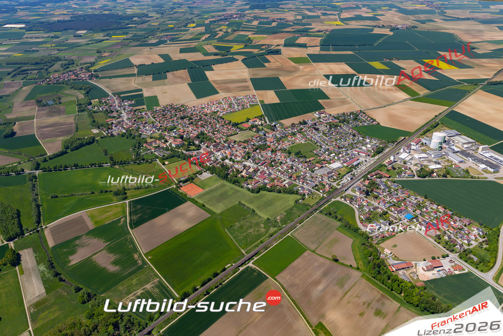 Das Luftbild der Stadt Sünching wurde 2021 vom Flugzeug heraus erstellt (keine Drohne) Aufnahmehöhe ca.450 Meter- hohe Bildauflösung und Druck-Qualität garantiert!