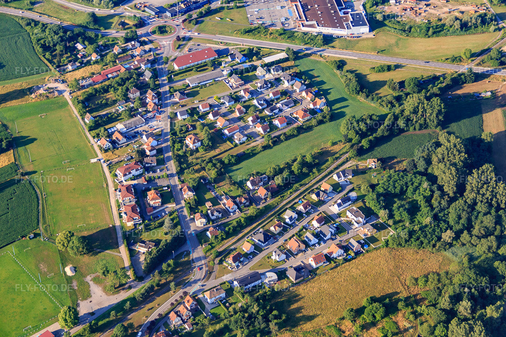 Luftbild: Rue des Prés in Soufflenheim im Bundesland Bas-Rhin in Frankreich. – Foto: IMG_082921.jpg vom 26.06.2015 durch Werner Riehm/FLY-FOTO.de – Auflösung des Originals: 5472 x 3648 px
