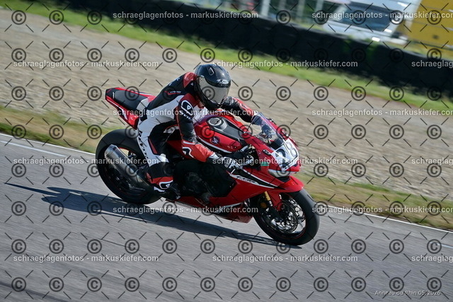 26BT02-1051 | markuskiefer.com - Realisiert mit Pictrs.com