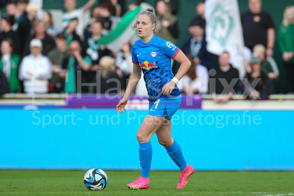 Fussball, Google Pixel Frauen-Bundesliga, SV Werder Bremen - RB Leipzig | v.li.: Nina Räcke (RB Leipzig, 4) am Ball, Freisteller, Einzelbild, Ganzkörper, Aktion, Action, Spielszene, DIE DFB-RICHTLINIEN UNTERSAGEN JEGLICHE NUTZUNG VON FOTOS ALS SEQUENZBILDER UND/ODER VIDEOÄHNLICHE FOTOSTRECKEN. DFB REGULATIONS PROHIBIT ANY USE OF PHOTOGRAPHS AS IMAGE SEQUENCES AND/OR QUASI-VIDEO.