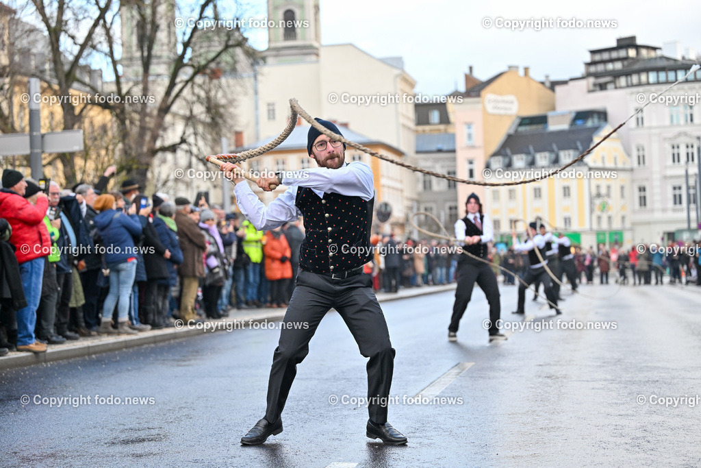 Neujahrschnalzen_ Aperschnalzen 2024_ 01.01.2024-26 | 01.01.2024, Promenade Linz, AUT, Landhaus im Bild Neujahrschnalzen 2024, Turmblaeser, Prangerschuetzen, Tradition, Brauchtum, Blasmusik, Peitschen, Trachtenverein Altstaedter Bauerngmoa, Promenade, Landhaus, Turm, Linz