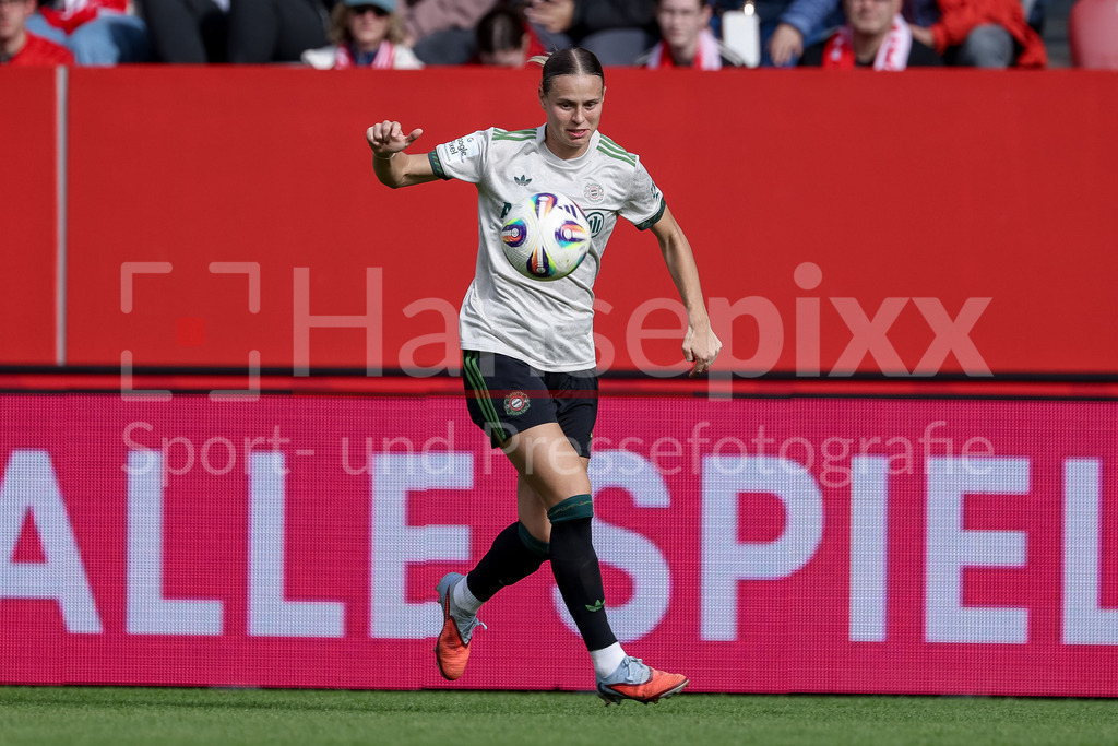 Fussball, Google Pixel Frauen-Bundesliga, FC Bayern München - SV Werder Bremen | Klara Bühl (FC Bayern München, 17) am Ball, Freisteller, Einzelbild, Ganzkörper, Aktion, Action, Spielszene, DIE DFB-RICHTLINIEN UNTERSAGEN JEGLICHE NUTZUNG VON FOTOS ALS SEQUENZBILDER UND/ODER VIDEOÄHNLICHE FOTOSTRECKEN. DFB REGULATIONS PROHIBIT ANY USE OF PHOTOGRAPHS AS IMAGE SEQUENCES AND/OR QUASI-VIDEO.