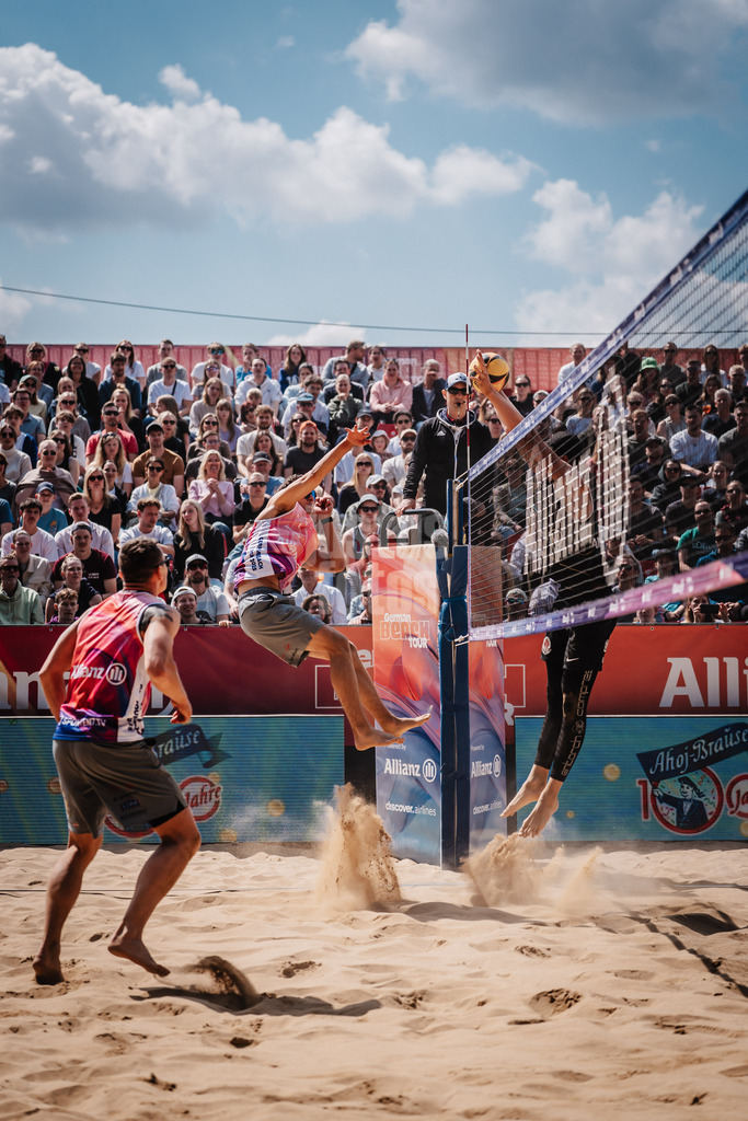 Beachvolleyball | Männer | Allianz German Beach Tour 2025 | Tourstop Düsseldorf | 18.05.2025 | Kristians Fokerots beim Angriff