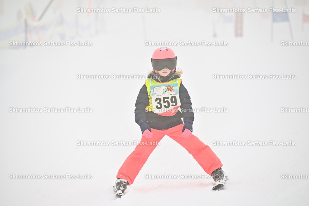 SRF_20.02.2026_0071 | Skirennfotos,Serfaus,Fiss,Ladis,Kinderskirennen,Winter,Tirol,Oberland,skirace,SFL,feelfree,weil wir's genießen,ski,Ski,skifahren,Sonnenplateau, - Realisiert mit Pictrs.com