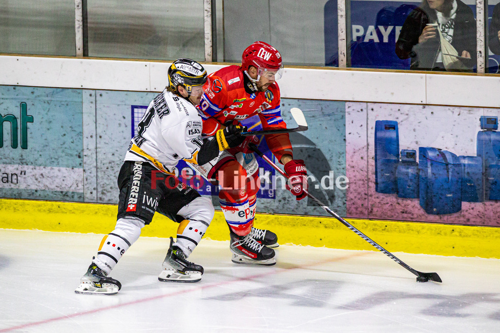EC Peiting vs EV Füssen | Eishockey Oberliga Süd Vorrunde 2024/2025, EC Peiting vs EV Füssen, 20241002,Zweikampf zwischen Bauer NEUDECKER (EVF 18) und Felix LINDEN (ECP 49),2024-10-02 in Peiting (Eisstadion)Bauer NEUDECKER (EVF 18), Felix LINDEN (ECP 49)Copyright: WolfgangxLindner foto-lindner.de