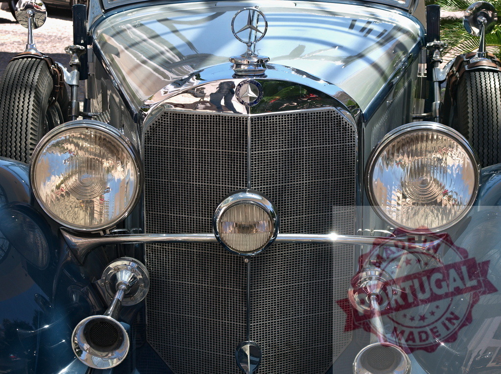 Shiny blue Mercedes-Benz classic car showing its front grill and headlights | Close-up of a polished vintage Mercedes-Benz, highlighting the intricate details of its iconic grill, headlights, and hood ornament - Realisiert mit Pictrs.com