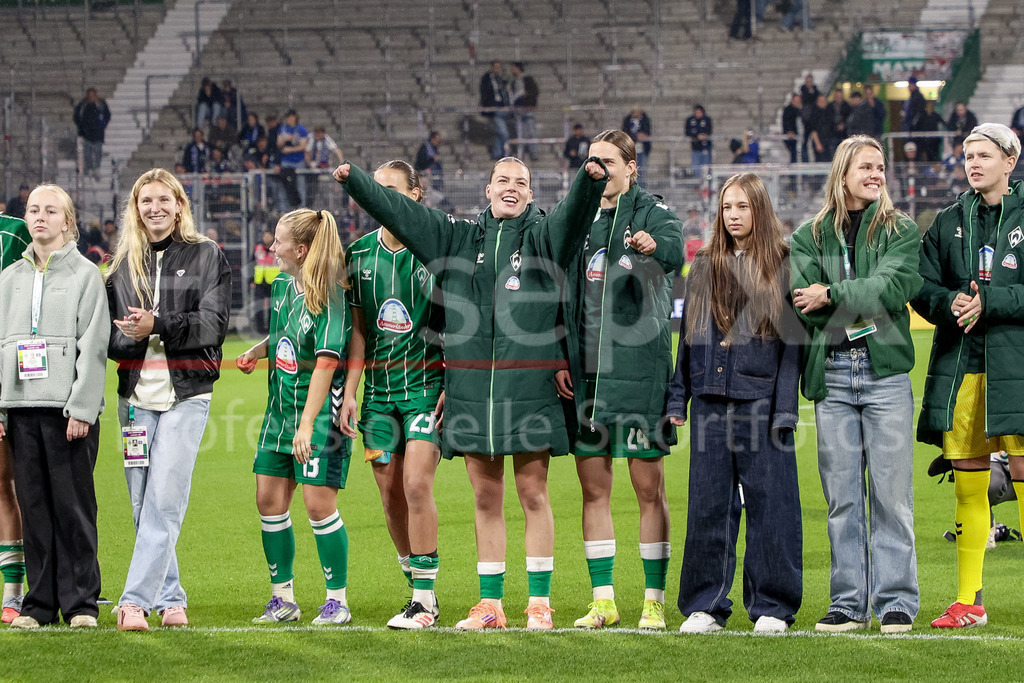 Fussball, Google Pixel Frauen-Bundesliga, SV Werder Bremen - Hamburger SV | Juliane Wirtz (SV Werder Bremen, 28) und Spielerinnen des SV Werder Bremen mit Jubel über den Sieg, Freude über das gewonnene Spiel, bedanken sich bei den Fans, Zuschauern für die Unterstützung, DIE DFB-RICHTLINIEN UNTERSAGEN JEGLICHE NUTZUNG VON FOTOS ALS SEQUENZBILDER UND/ODER VIDEOÄHNLICHE FOTOSTRECKEN. DFB REGULATIONS PROHIBIT ANY USE OF PHOTOGRAPHS AS IMAGE SEQUENCES AND/OR QUASI-VIDEO.