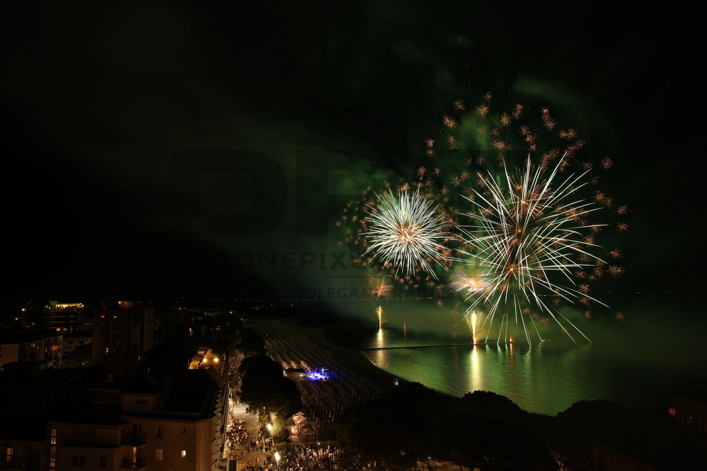 Ferragosto Fireworks in Grado, Italy | GRADO, ITALY, 15.AUG.26 - FIREWORKS - Ferragosto fireworks over the Adriatic Sea in Grado, Italy. Colorful fireworks light up the night sky above the beach, coastline and waterfront during the traditional summer celebration. - Realisiert mit Pictrs.com