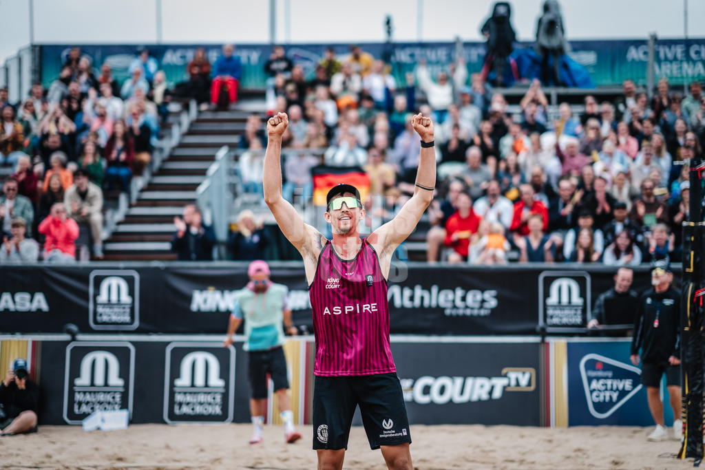 Beachvolleyball | Männer | Queen and King of the Court | Hamburg | 02.06.2024 | Lukas Pfretzschner jubelt und reißt die Arme in die Luft