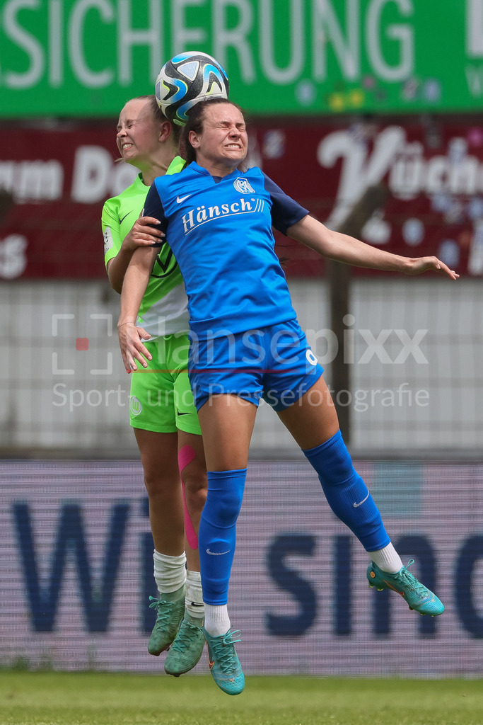Fussball, 2. Frauen-Bundesliga, SV Meppen - VfL Wolfsburg II | v.li.: Anastasia Harting (VfL Wolfsburg II, 6) und Kornelia Grosicka (SV Meppen, 9) im Kopfballduell, Kopfball, Zweikampf, Action, Aktion, Spielszene, DIE DFB-RICHTLINIEN UNTERSAGEN JEGLICHE NUTZUNG VON FOTOS ALS SEQUENZBILDER UND/ODER VIDEOÄHNLICHE FOTOSTRECKEN. DFB REGULATIONS PROHIBIT ANY USE OF PHOTOGRAPHS AS IMAGE SEQUENCES AND/OR QUASI-VIDEO.