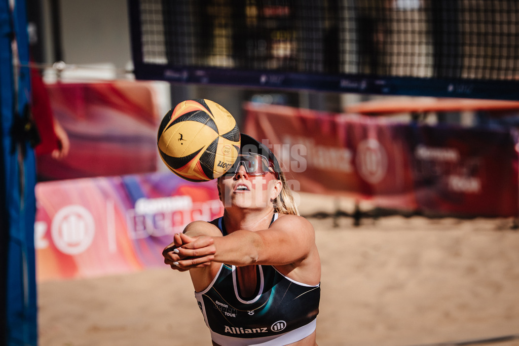 Beachvolleyball | Frauen | Allianz German Beach Tour 2025 | Tourstop Düsseldorf | 15.05.2025 | Chenoa Christ spielt den Ball