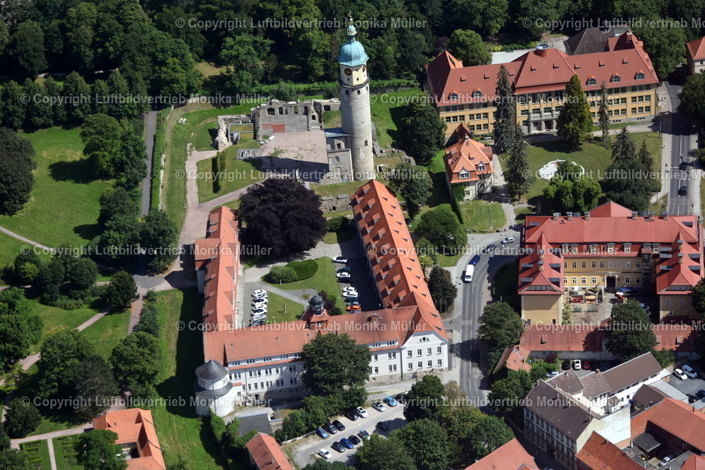 Arnstadt, Schloß-Ruine Neideck | Das Luftbild zeigt die Schloß-Ruine Neideck in Arnstadt in Thüringen. Ebenfalls auf dem Luftbild zu erkennen ist das Landratsamt und der Schloßpark.  - Realisiert mit Pictrs.com