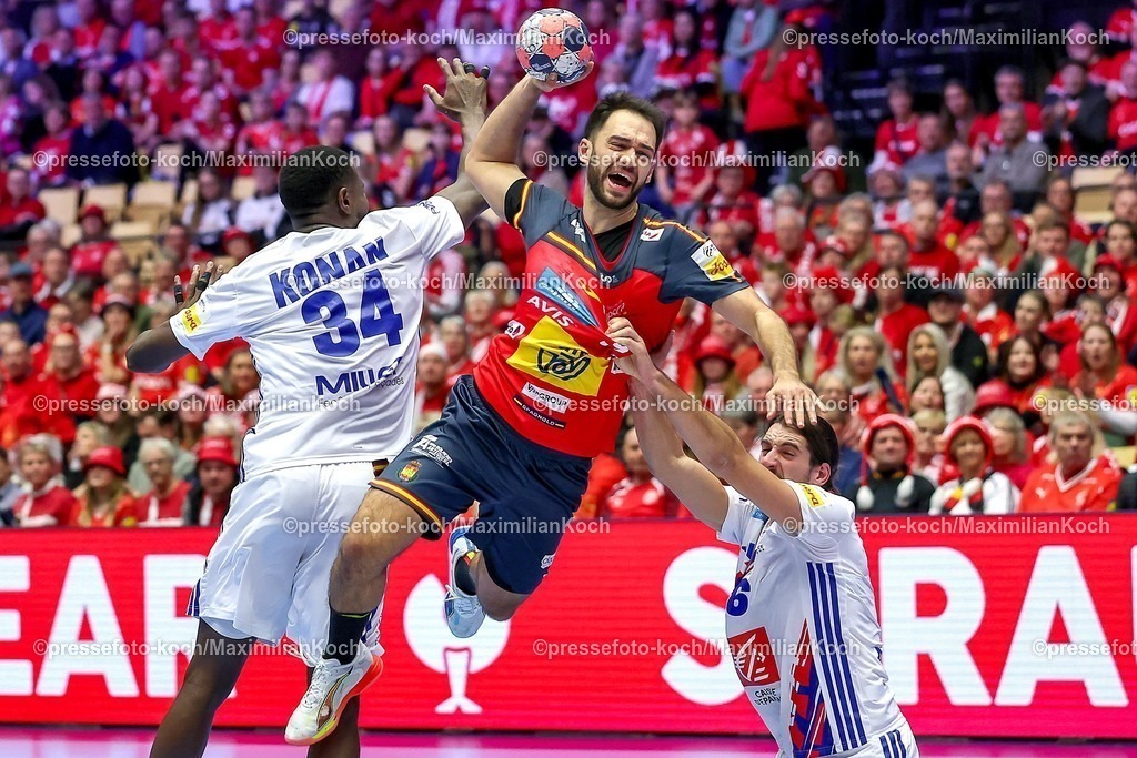 EHF26012602085 | 26.01.2026, Handball, Men's EHF EURO 2026, Frankreich - Spanien, Jyske Bank Boxen in Herning, Dänemark, Main Round:  Ian Tarrafeta Serrano (Espania #09) im Zweikampf gegen   Karl Konan (France #34)  Julien Bos (France #06) 