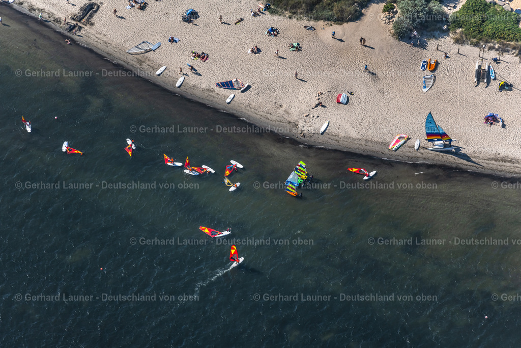 4038074 | PELZERHAKEN 07.08.2020 Sonnenschirm - Reihen am Sand- Strand im Küstenbereich in Pelzerhaken im Bundesland Schleswig-Holstein, Deutschland. // Parasol - rows on the sandy beach in the coastal area in Pelzerhaken in the state Schleswig-Holstein, Germany. Foto: Gerhard Launer