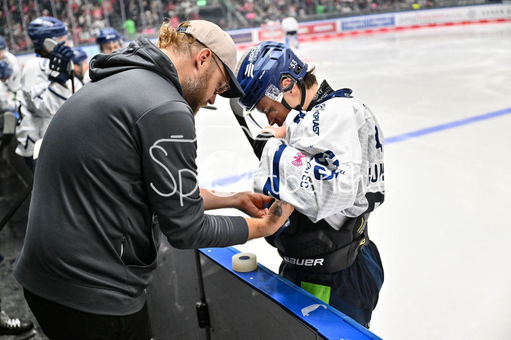 Augsburger Panther - Straubing Tigers | Danjo LEONHARDT (Straubing Tigers #53) wird vom Betreuer repariert / DEL: Augsburger Panther - Straubing Tigers, Curt Frenzel Stadiom am 20.10.2024
