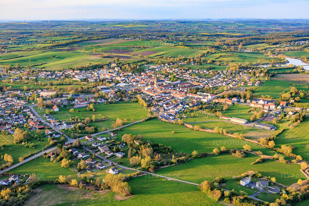 Luftbild: Ortsansicht von Südwesten in Puttelange-aux-Lacs im Bundesland Moselle in Frankreich.Foto: IMG_154795.jpg vom 17.04.2026 durch Werner Riehm/FLY-FOTO.deAuflösung des Originals: 6000 x 4000 px