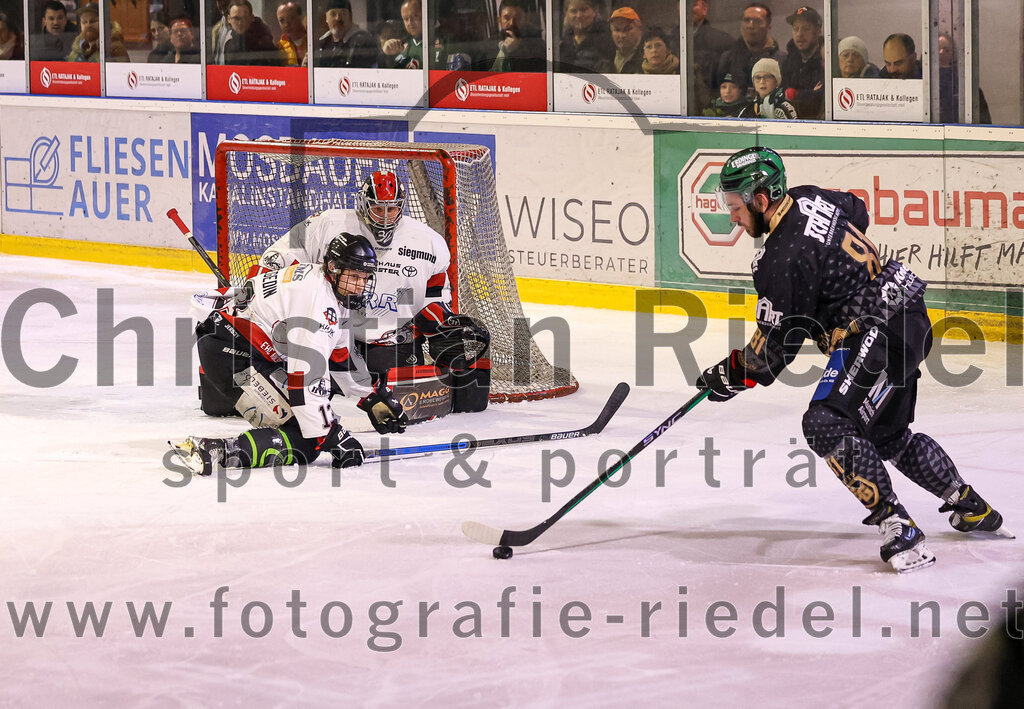 2024-03-15_076_TSV_Erding_gegen_EHC_Koenigsbrunn | Erding, Deutschland, 15.03.2024:
Eishockey, Bayernliga Playoffs 2023 / 2024, 3. Spieltag, TSV Erding gegen EHC Königsbrunn, Endergebnis: 3:4 n. V.

Luca Szegedin (EHC Königsbrunn, #13), Torwart Stefan Vajs (EHC Königsbrunn, #32), Maximilian Forster (Erding Gladiators, #81)

Foto: Christian Riedel / fotografie-riedel.net
