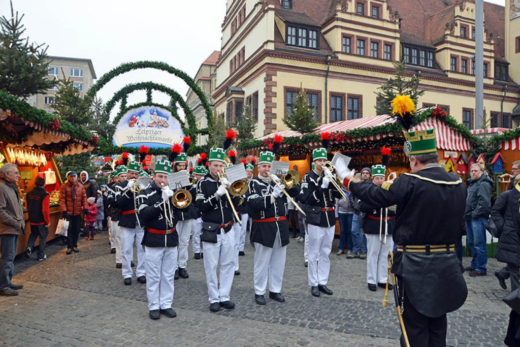 Leipziger Weihnachtsmarkt | Das Team hinter BILDLEXIKON LEIPZIG bündelt historische wie aktuelle Informationen über die Stadt Leipzig in Text und Bild auf einer Plattform und stellt diese der interessierten Öffentlichkeit zur Verfügung.