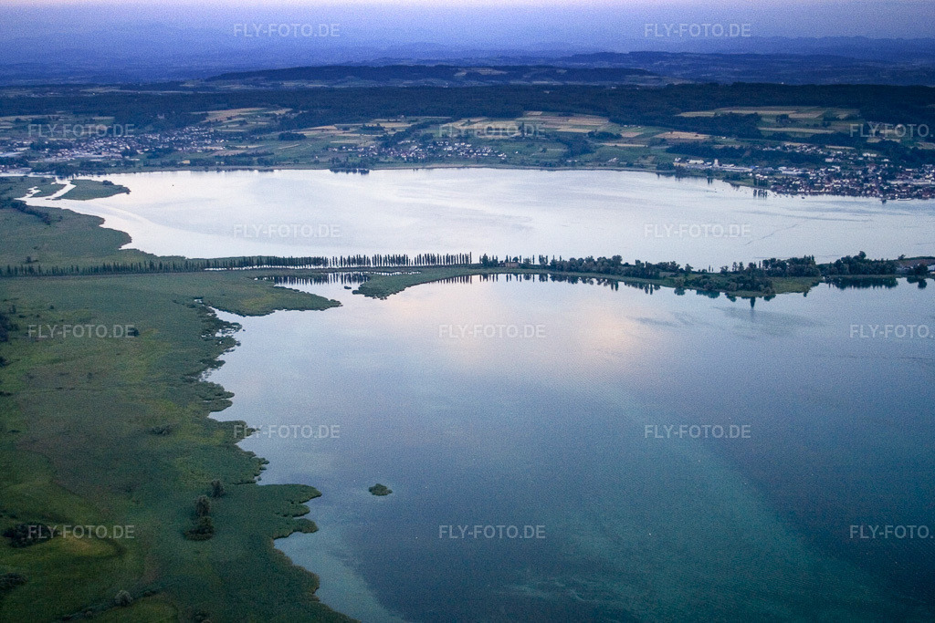 Luftbild: Steg zur See- Insel Reichenau zwischen Unter- und Gnadersee auf dem Bodensee im Abendlicht im Ortsteil Insel Reichenau im Ortsteil Lindenbühl in Reichenau im Bundesland Baden-Württemberg in Deutschland. Foto: IMG_11468-2.jpg vom 04.07.2008 durch Werner Riehm/FLY-FOTO.de