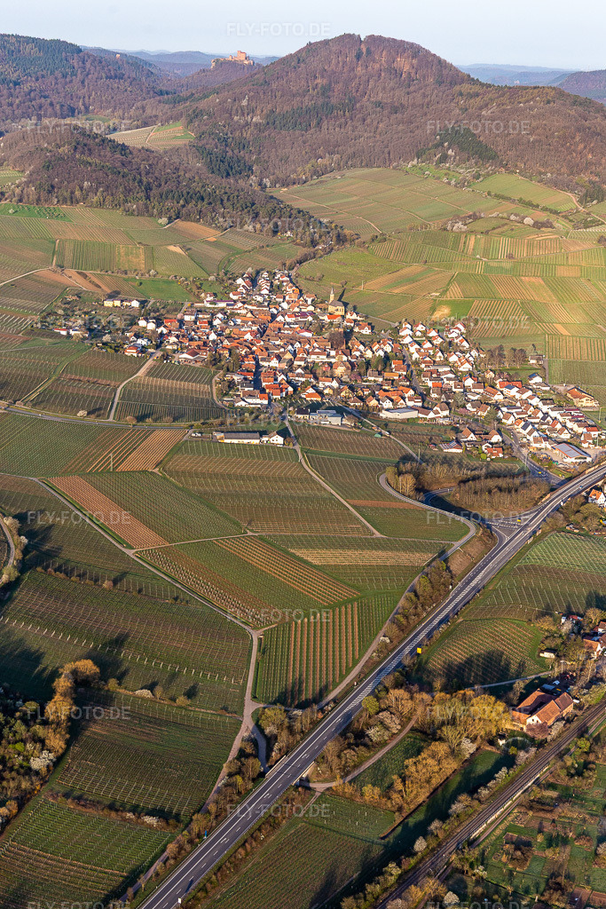 Luftbild: Keschdebusch (Kastanienbusch) vor dem Trifels in Birkweiler im Bundesland Rheinland-Pfalz in Deutschland. Foto: IMG_126269.jpg vom 04.04.2021 durch Werner Riehm/FLY-FOTO.de