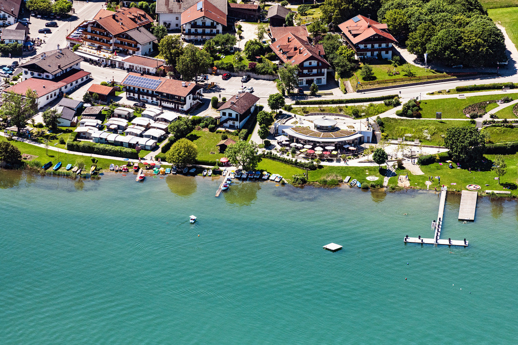 dr__0021209.jpg | GSTADT AM CHIEMSEE 03.06.2019 Parkanlage und Spielplatz mit Sandflächen am Ufer des Chiemsee in Gstadt am Chiemsee im Bundesland Bayern, Deutschland. // Park with playground with sandy areas on Ufer of Chiemsee in Gstadt am Chiemsee in the state Bavaria, Germany. Foto: Daniel Reiter