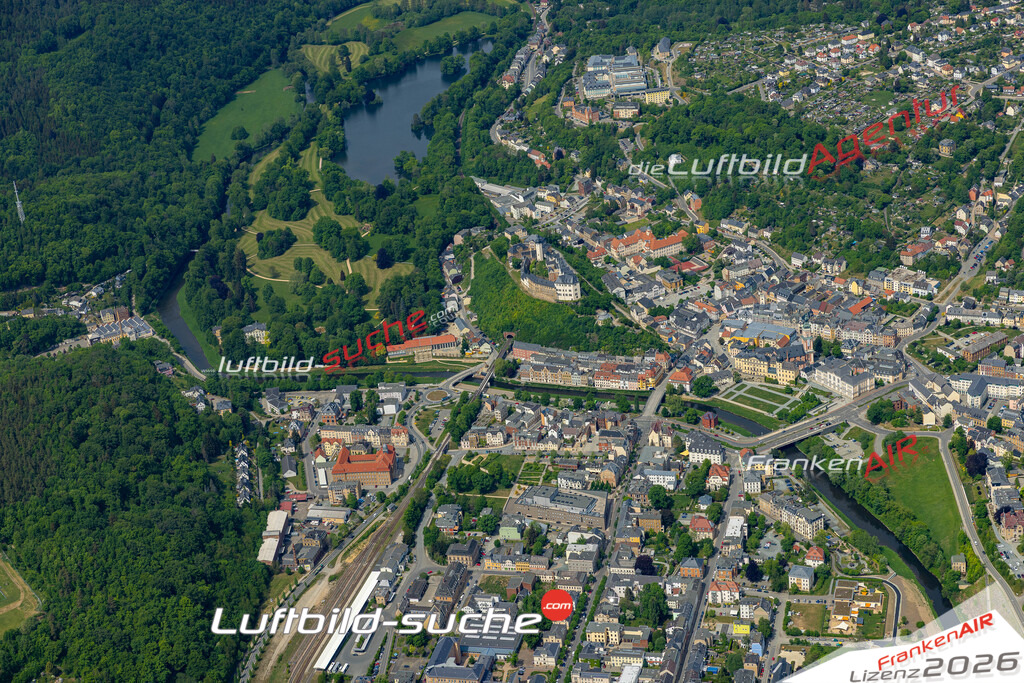 Das Luftbild der Stadt Greiz wurde 2022 vom Flugzeug heraus erstellt (keine Drohnen-Aufnahmen) Aufnahmehöhe ca.450 Meter- hohe Bildauflösung und Druck-Qualität. Garantiert!