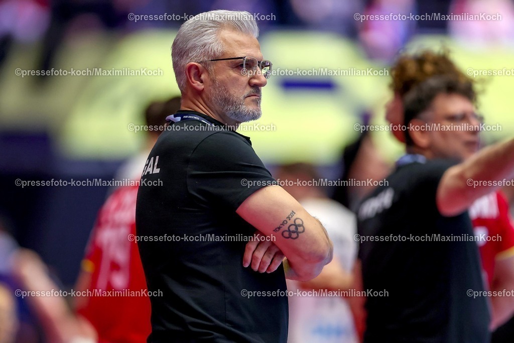 EHF22012601074 | 22.01.2026, Handball, Men's EHF EURO 2026, Deutschland - Portugal, Jyske Bank Boxen in Herning, Dänemark, Main Round:  Headcoach Paulo Jorge Moura Pereira (Portugal #hc) gestikulierend am Spielfeldrand  