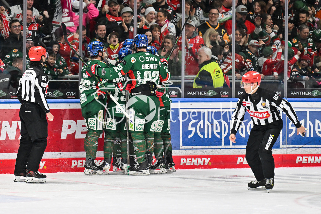 Augsburger Panther - Grizzlys Wolfsburg | AUGSBURG, GERMANY - 15. MARCH: Jubel der Panther nach dem Treffer zum 4-4 durch Riley DAMIANI (Augsburger Panther 19) / Tor / Torschuetze / Freude / Happy während dem Match zwischen den Augsburger Panthern und den Grizzlys Wolfsburg am 52. Spieltag der Penny DEL im Curt Frenzel Stadion