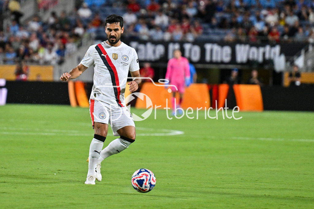 Manchester City - Al-Hilal SFC | am BAll Ilkay GUENDOGAN (Manchester City 19) / Einzelfoto / Freisteller / FIFA Club World Cup: Manchester City - Al-Hilal SFC, Camping World Stadium am 30.06.2025 / NOT FOR SALE IN USA