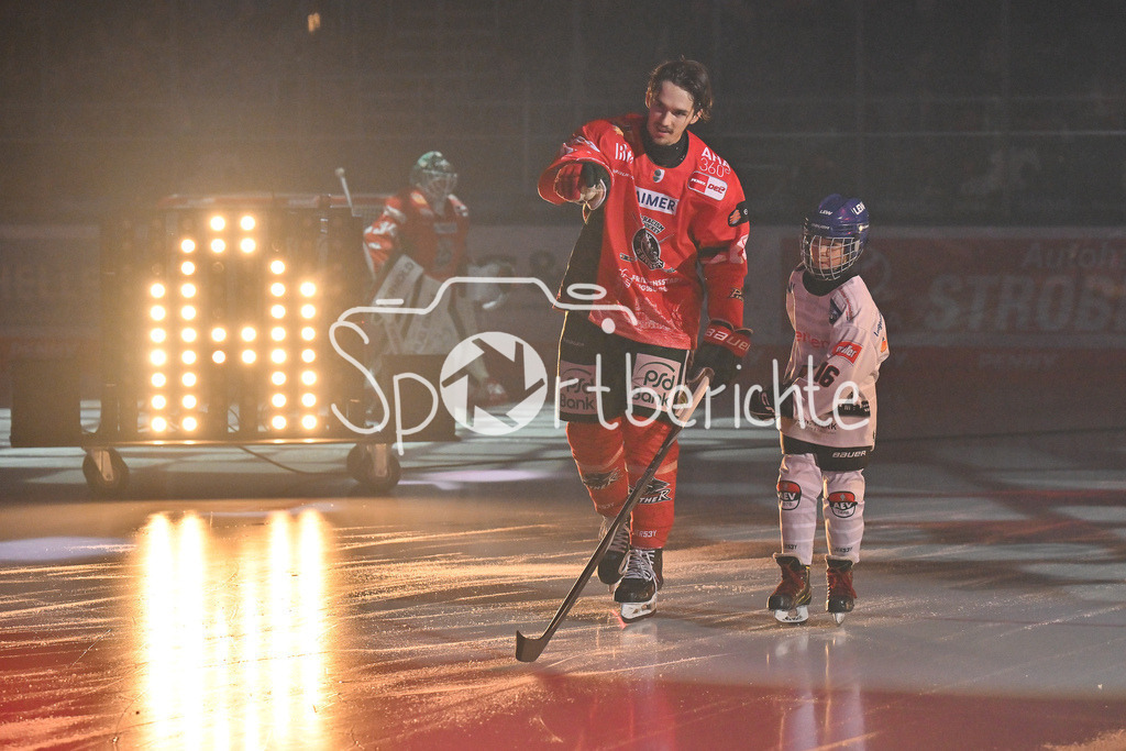Augsburger Panther - Grizzlys Wolfsburg | Die Panther laufen zusammen mit der U9 auf das Eis / AEV / Augsburger EV / Symbolbild / DEL: Augsburger Panther - Grizzlys Wolfsburg; Curt Frenzel Stadion am 10.10.2025