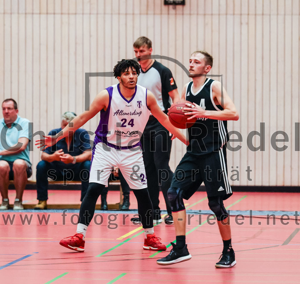2022-05-15_108_SpVgg_Altenerding_gegen_TSV_Muenchen-Forstenried | Erding, Deutschland, 15.05.2022:
Basketball, Bezirksliga 2021 / 2022, Play-Offs, SpVgg Altenerding gegen TSV München-Forstenried, Endergebnis: 55:57

Justin Ledbetter (SpVgg Altenerding, #24), Philipp Wißmeier (TSV München-Forstenried, #4)

Foto: Christian Riedel / fotografie-riedel.net