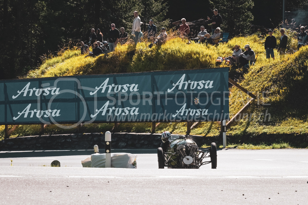 21. Arosa ClassicCar 2025 - 6. =September= 2025 | Kurt Kaufmann aus Neuenhof (SUI) in einem Threewheeler Morgan aus dem Jahre 1930 mit Startnummer 273 am Arosa ClassicCar 2025 in der Kategorie Classic Trophy..@arosaclassiccar, @arosa.official, #arosaclassiccar, #arosa, #76curves, #classiccarBild: Sportfotografie Markus Aeschimann | www.markus-aeschimann.ch - Realisiert mit Pictrs.com