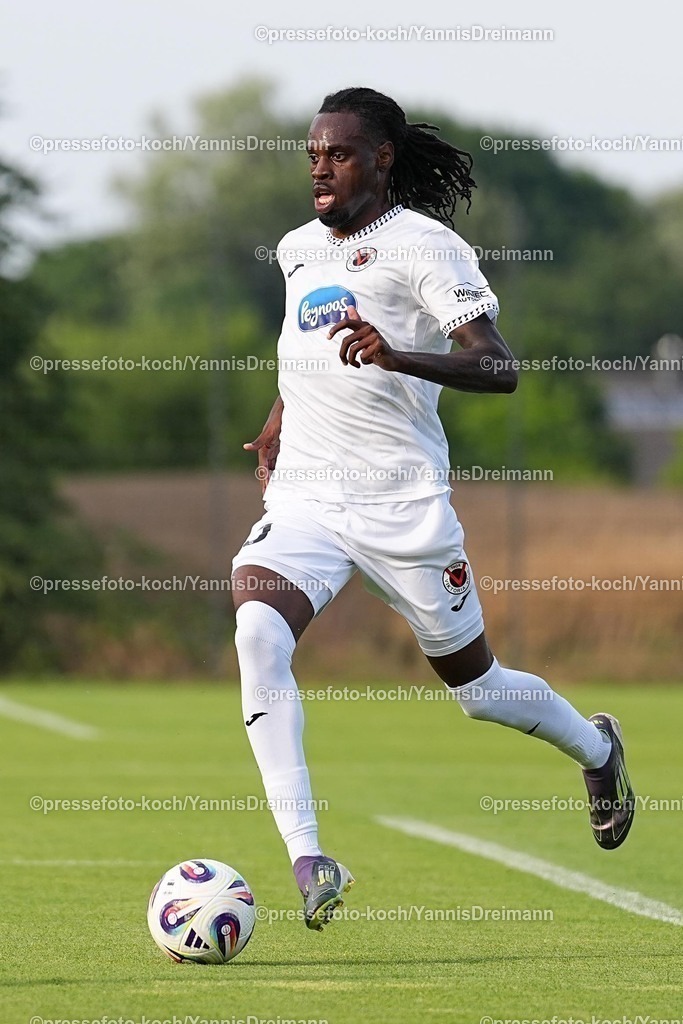 xYDR04072501007 | 04.07.2025, xydrx, Fußball, FC Viktoria Köln - SC Wiedenbrück, Testspiel, Trainingsplatz Pohlstadtsweg: Yannick Tonye (Viktoria Köln #30)