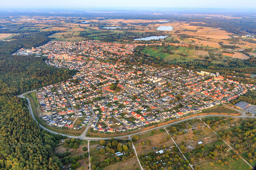 Luftbild: Stadtübersicht aus Nordwesten in Jockgrim im Bundesland Rheinland-Pfalz in Deutschland. Foto: IMG_110739.jpg vom 05.09.2018 durch Werner Riehm/FLY-FOTO.de