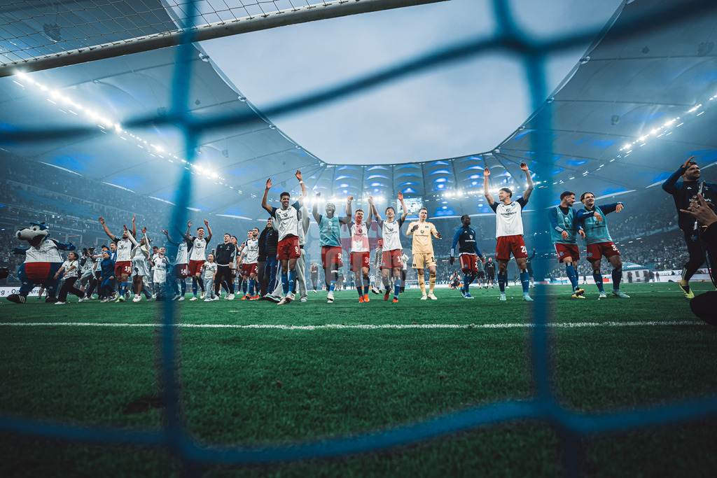 Fußball | Männer | Saison 2023/2024 | 2. Fußball-Bundesliga | 32. Spieltag | Hamburger SV vs. FC St. Pauli  | 03.05.2024 | Der HSV feiert mit den Fans