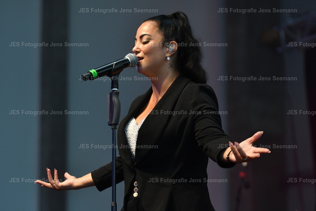 2026_Deborah Lee und the news_One Moment time Whitney Houston__0549 | Fotograf Jens Seemann - Realisiert mit Pictrs.com