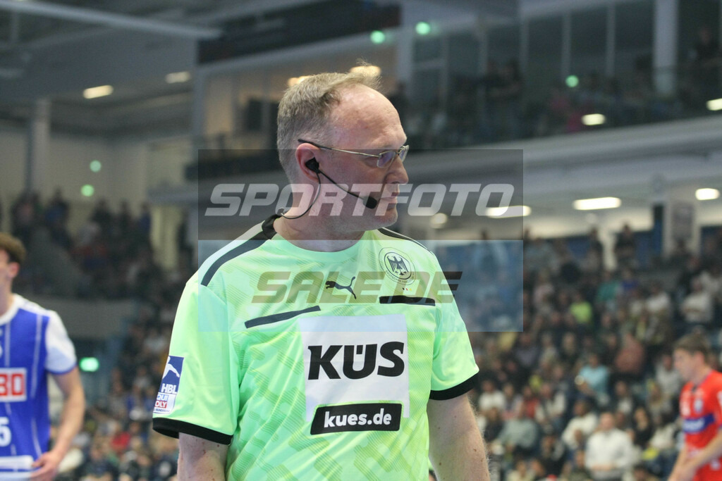 VFL Gummersbach - Füchse Berlin | Referee Jörg Loppaschewski - © Sportfoto-Sale (MK) - Realisiert mit Pictrs.com