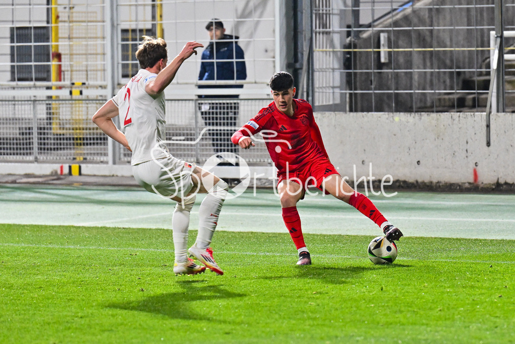 FC Bayern Amateure - FC Augsburg II | im Duell Julian BELL (FC Augsburg II 2) und Felipe CHAVEZ (FC Bayern München II #6) / Zweikampf  Regionalliga Bayern: FC Bayern Muenchen II - FC Augsburg II, Gruenwalder Stadion am 14.03.2025