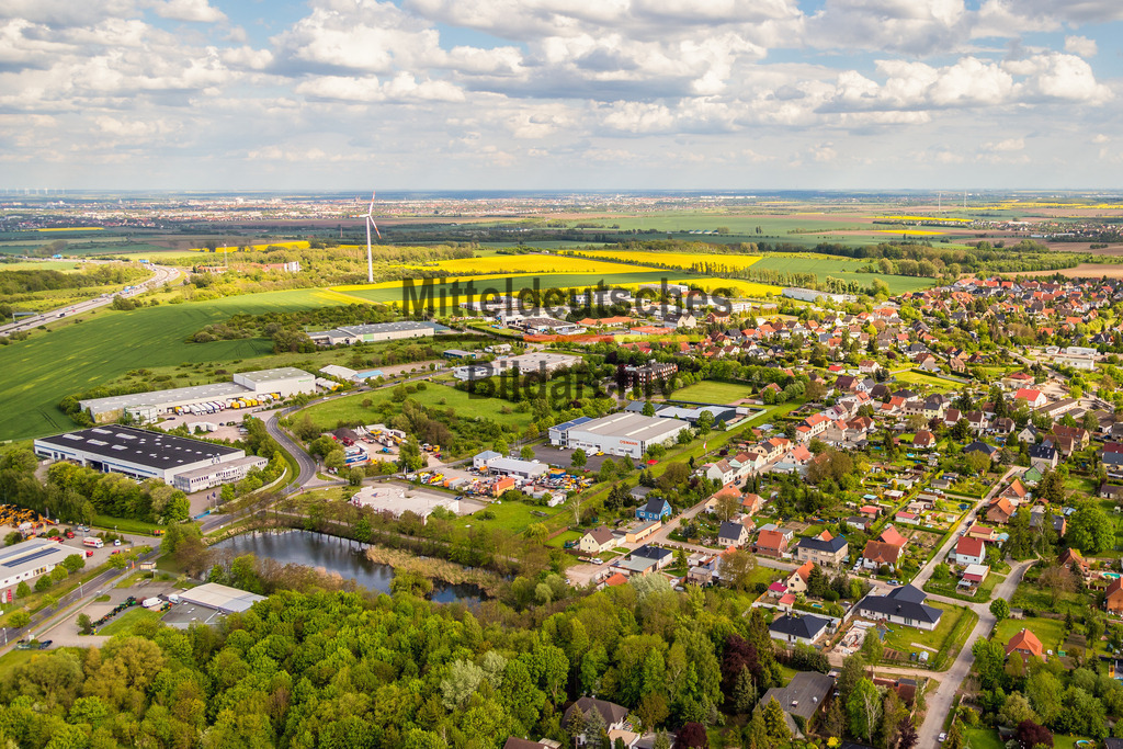 26_Irxleben_Osmann_Wahl-1246 | Diese Luftaufnahme zeigt einen Ort im Landkreis Börde aus der Vogelperspektive. Das Bild entstand aus einem Tragschrauber und vermittelt einen eindrucksvollen Überblick über die Siedlungsstruktur, die umgebende Landschaft und die charakteristischen Merkmale des Ortes. Die Aufnahme dokumentiert Architektur, Straßenverläufe und Grünflächen aus einer außergewöhnlichen Perspektive und ist Teil des Mitteldeutschen Bildarchivs von Luftbildfotograf Steffen Lehmann.
 - Realisiert mit Pictrs.com