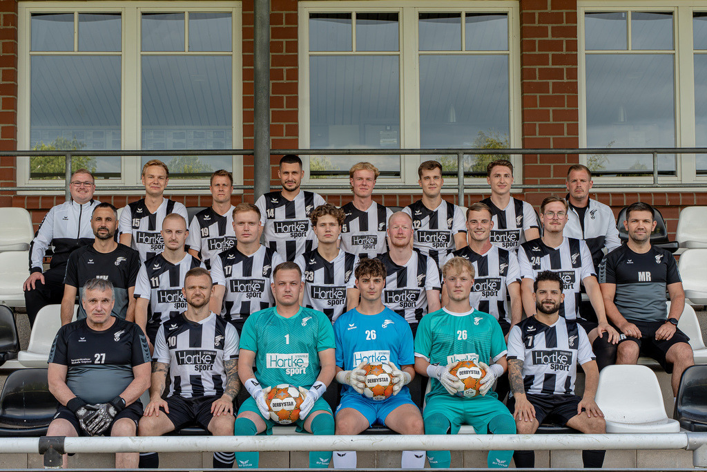 Fußball I Herren I Saison 2026-2027 I Mannschaftsfoto I SV Falke Steinfeld I - Bezirksliga Weser-Ems 4 I 21.07.2026 0041 | jns.sportfotos - Realisiert mit Pictrs.com