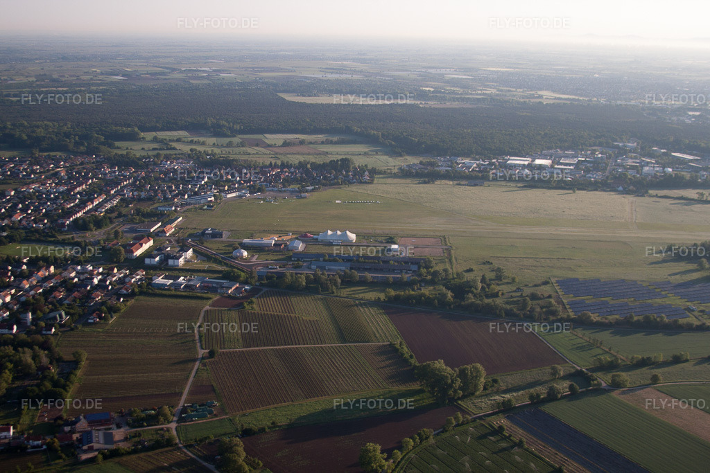 Luftbild: Flugplatz im Ortsteil Speyerdorf in Neustadt im Bundesland Rheinland-Pfalz in Deutschland.Foto: IMG_64616.jpg vom 04.05.2014 durch Werner Riehm/FLY-FOTO.deAuflösung des Originals: 4752 x 3168 px