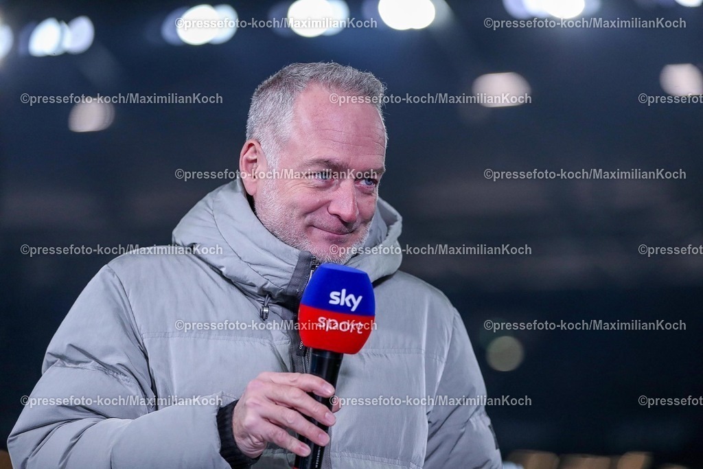 S0401022502158 | 01.02.2025, Fußball, FC Schalke 04 - 1. FC Magdeburg, 2.. Fußball Bundesliga, 20. Spieltag, Veltins-Arena Gelsenkirchen, Saison 2024 2025: Moderator Stefan Hempel (Sky) DFB regulations prohibit any use of photographs as image sequences and or quasi-video.