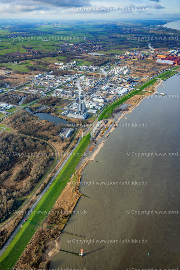 Stade_Bützfleth_Neubau_LNG_Terminal_Hafen_ELS_3483040223 | BREMERHAVEN 04.02.2023 Baustellen zum Ausbau der Wasserbrücke mit Leitungssystemen des LNG Erdgas und Flüssiggas- Terminal und Entladekai und AOS Raffinerie- Werksgelände an der Straße Am Seehafen im Ortsteil Bützfleth in Stade im Bundesland Niedersachsen, Deutschland. Weiterführende Informationen bei: AOS Aluminium Oxid Stade GmbH,  Dow Deutschland Anlagengesellschaft mbH,  Hafenbetriebs GmbH & Co. KG,  Hanseatic Energy Hub GmbH. // Construction site of Water bridge with line systems of the LNG natural gas and liquid gas terminal and unloading quay and AOS Raffinerie- Werksgelaende on street Am Seehafen in the district Buetzfleth in Stade in the state Lower Saxony, Germany. Further information at: AOS Aluminium Oxid Stade GmbH,  Dow Deutschland Anlagengesellschaft mbH,  Hafenbetriebs GmbH & Co. KG,  Hanseatic Energy Hub GmbH. Foto: Martin Elsen